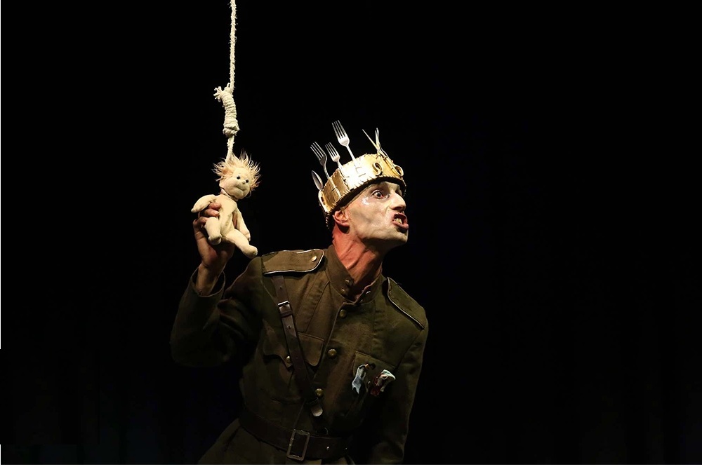 جریان سازی تئاتر فجر در بطن جامعه ایرانی/فجری که همچنان پر مخاطب است