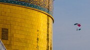 لحظه فرود چتربازان در مراسم عزاداری شهادت امام کاظم(ع) در حرم امامین کاظمین