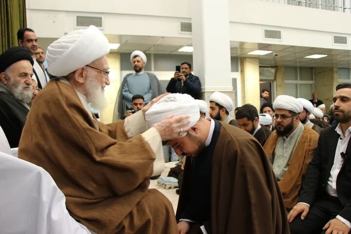 جمعی از طلاب همزمان با عید سعید مبعث ملبس به لباس روحانیت شدند