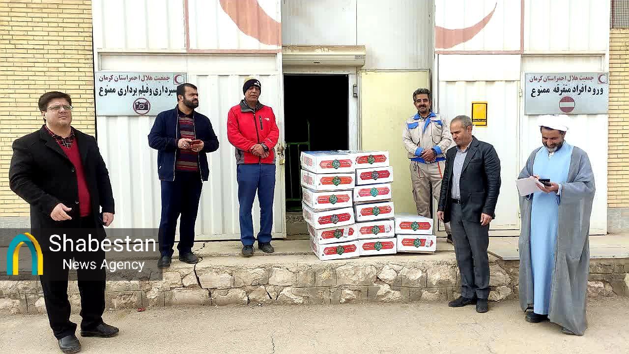 بچههای مسجد بانی تحویل هدیه مادری حضرت خدیجه(س) به جامعه هدف