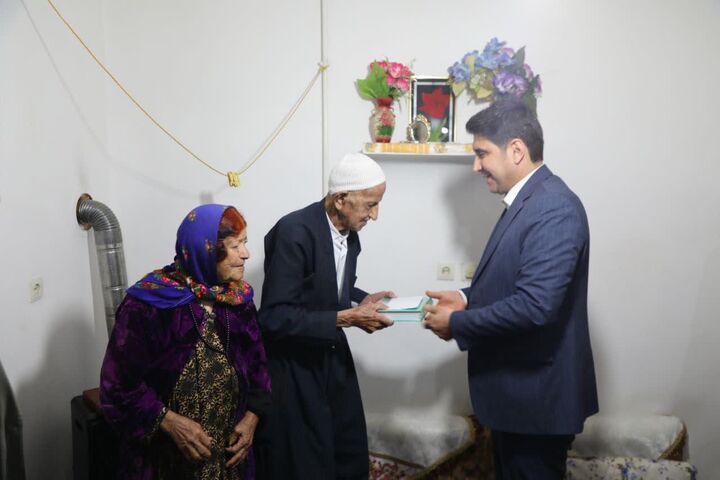 خانواده شهید صابر خانی در سنندج تجلیل شدند