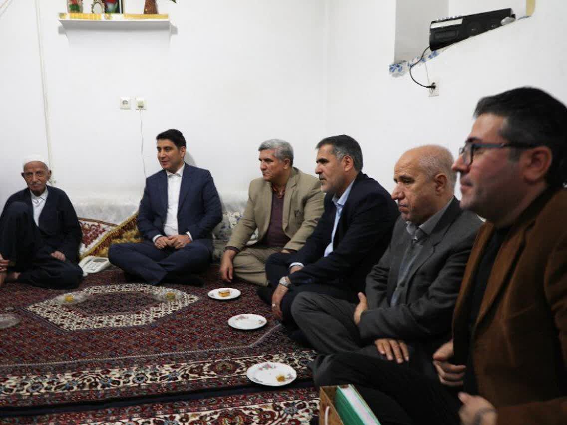 خانواده شهید صابر خانی در سنندج تجلیل شدند