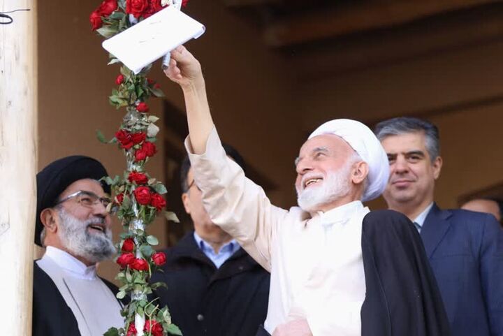 بیت تاریخی امام خمینی (ره) در خمین گلباران شد