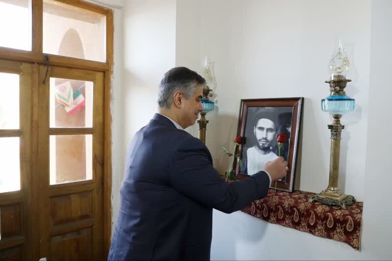 بیت تاریخی امام خمینی (ره) در خمین گلباران شد