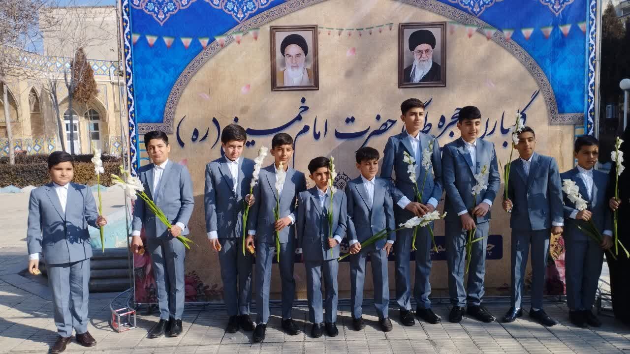 بیت تاریخی امام خمینی (ره) در خمین گلباران شد