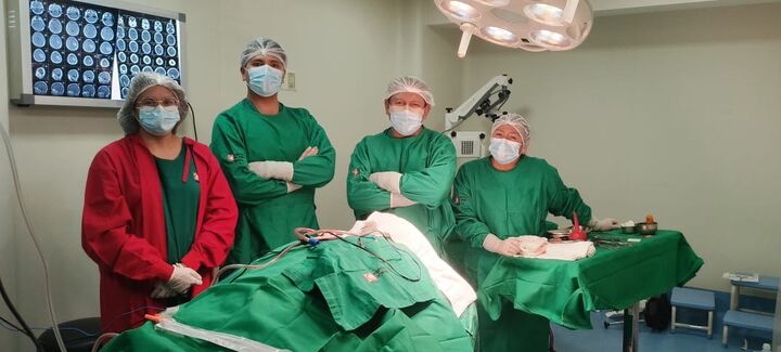 عمل جراحی برداشت تومور مغزی در بیمارستان هلال‌احمر ایران در بولیوی