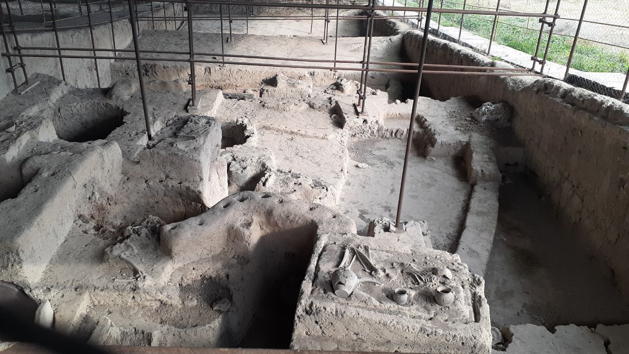 همه آثار میراثی و تپهها متعلق به مردم است