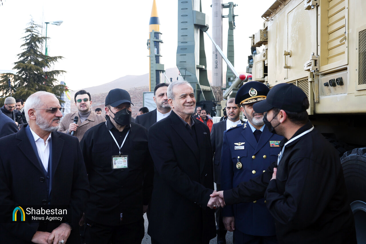 بازدید رئیس جمهور از نمایشگاه دستاوردهای دفاعی و فضایی