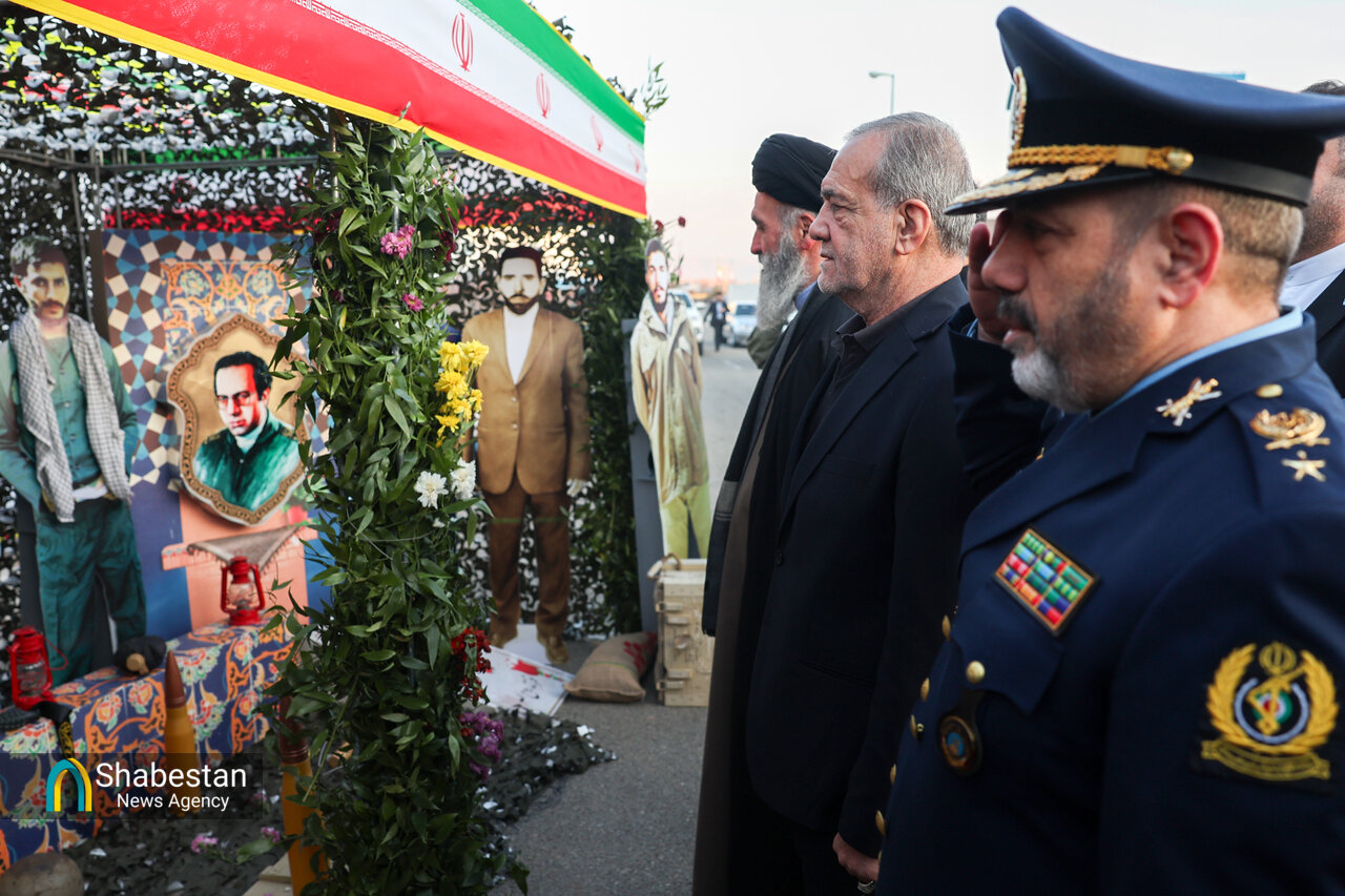 بازدید رئیس جمهور از نمایشگاه دستاوردهای دفاعی و فضایی