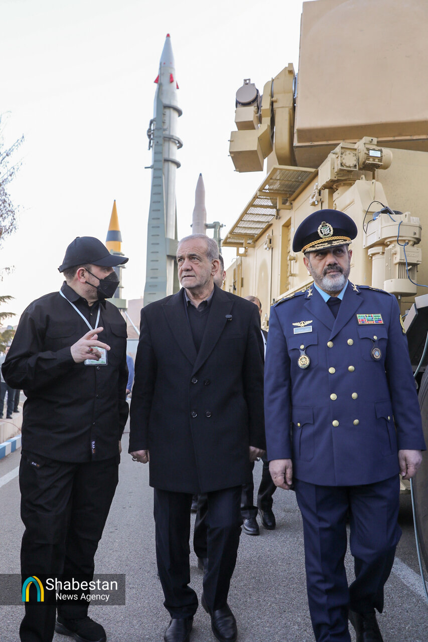 بازدید رئیس جمهور از نمایشگاه دستاوردهای دفاعی و فضایی