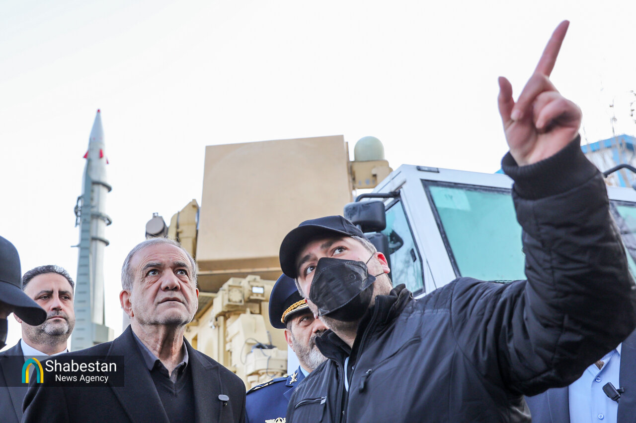 بازدید رئیس جمهور از نمایشگاه دستاوردهای دفاعی و فضایی