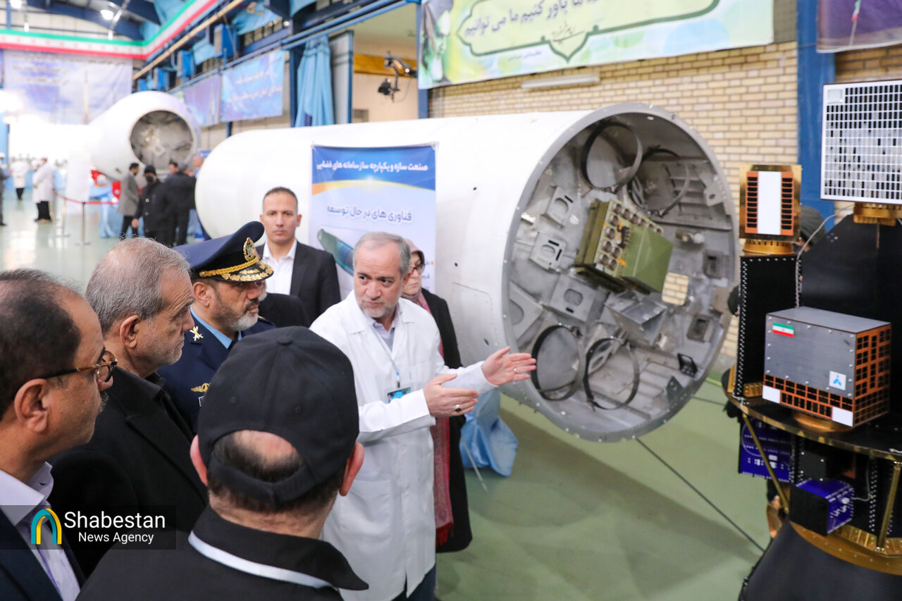 بازدید رئیس جمهور از نمایشگاه دستاوردهای دفاعی و فضایی