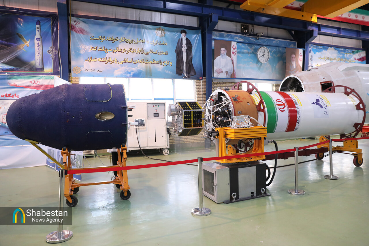 بازدید رئیس جمهور از نمایشگاه دستاوردهای دفاعی و فضایی