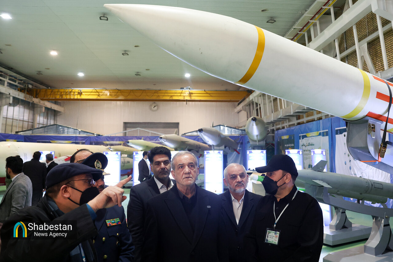 بازدید رئیس جمهور از نمایشگاه دستاوردهای دفاعی و فضایی