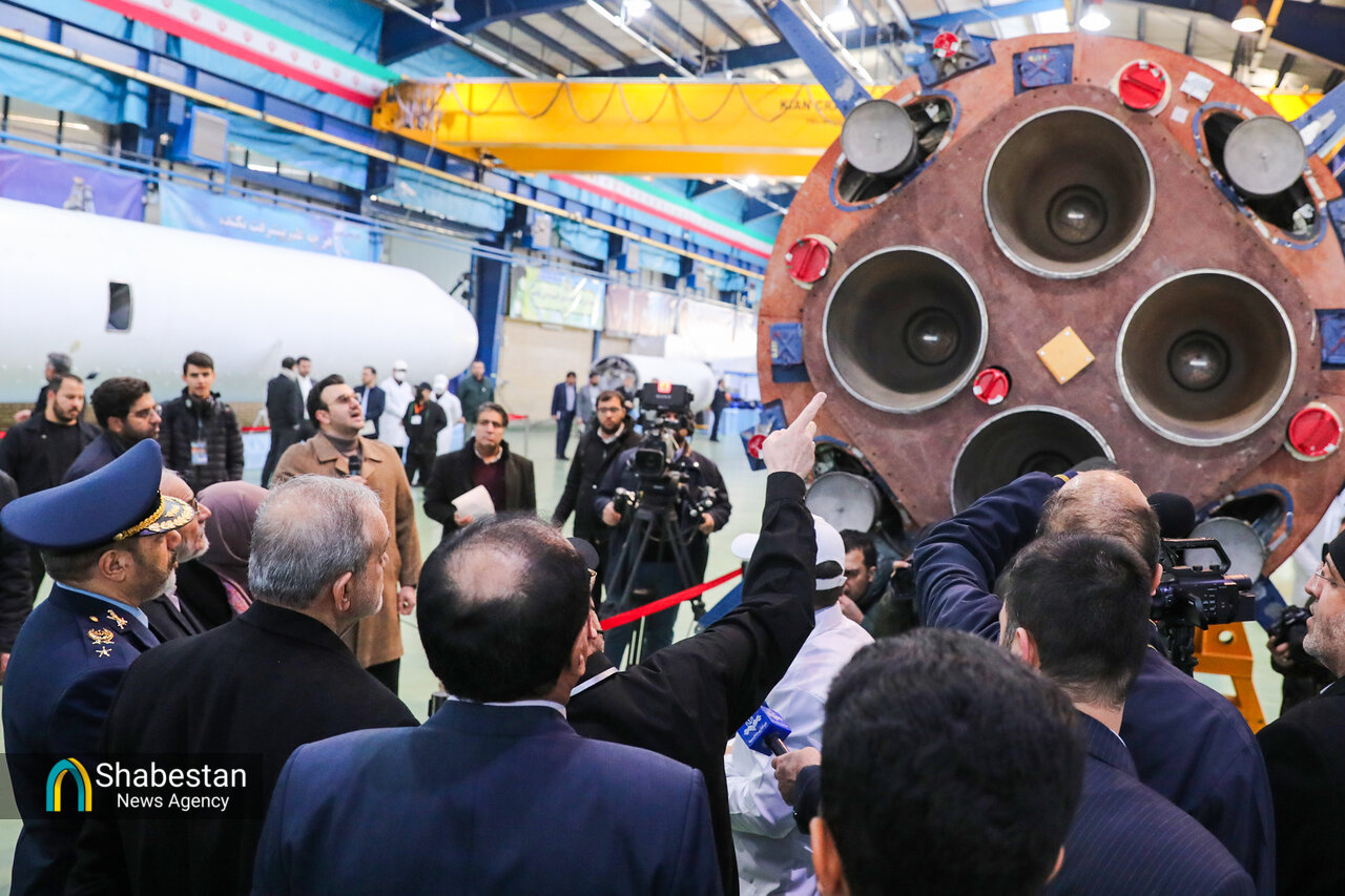 بازدید رئیس جمهور از نمایشگاه دستاوردهای دفاعی و فضایی