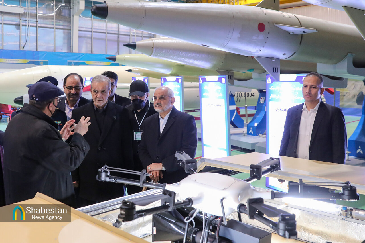 بازدید رئیس جمهور از نمایشگاه دستاوردهای دفاعی و فضایی
