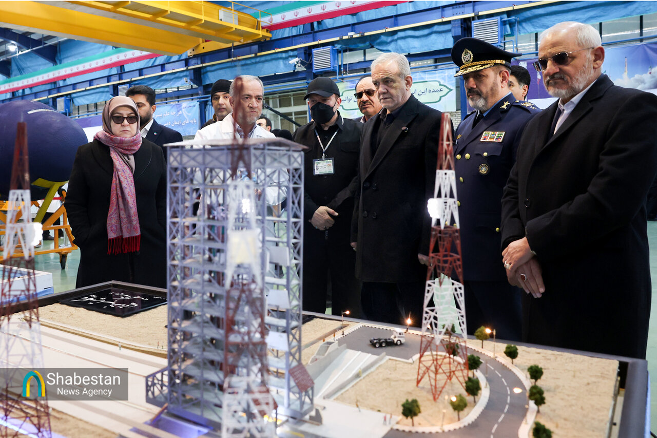 بازدید رئیس جمهور از نمایشگاه دستاوردهای دفاعی و فضایی