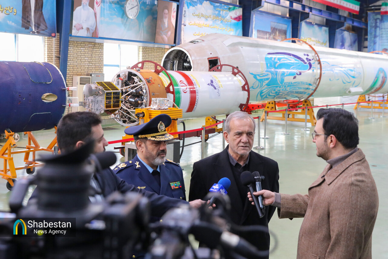 بازدید رئیس جمهور از نمایشگاه دستاوردهای دفاعی و فضایی