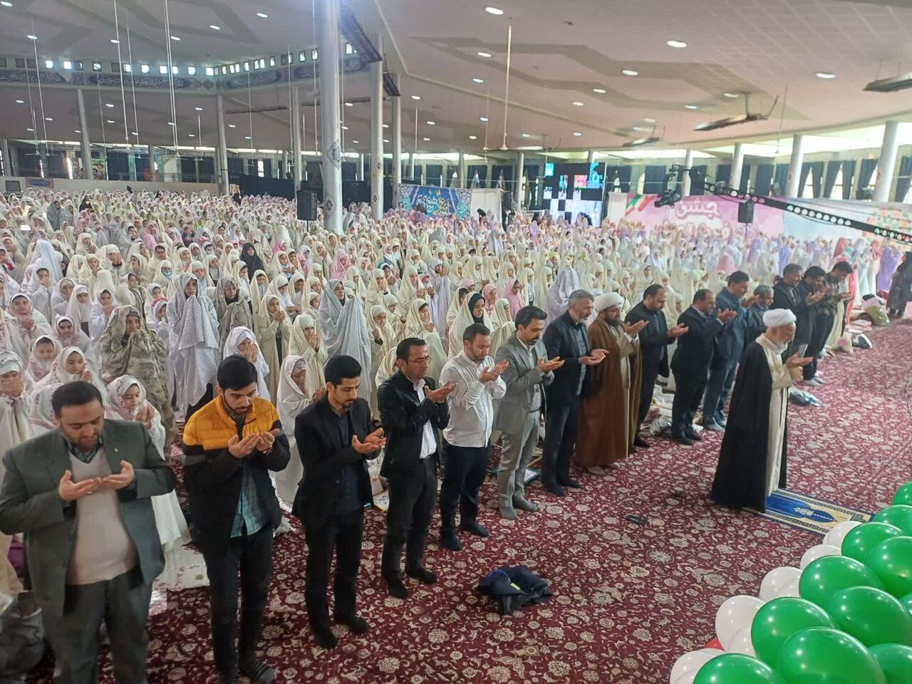 دانش آموز دختر اراکی بهار عبادت خود را در چهل و ششمین بهار انقلاب جشن گرفتند