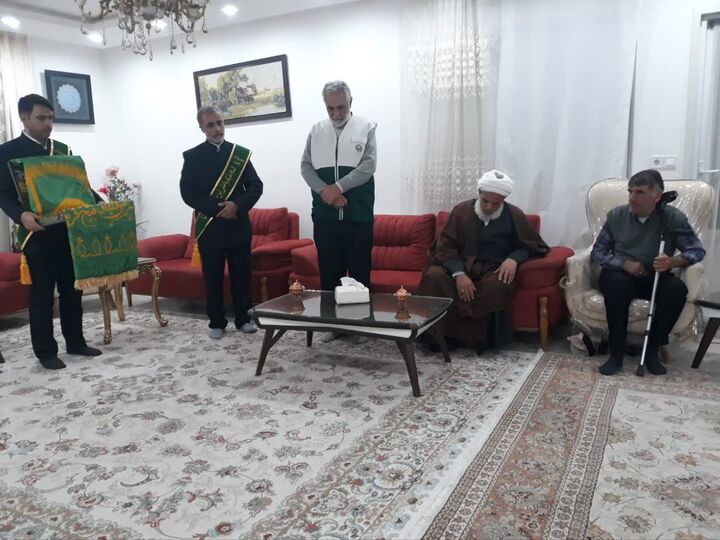 تجلیل خادمیاران رضوی از ۲ جانباز در بیرجند