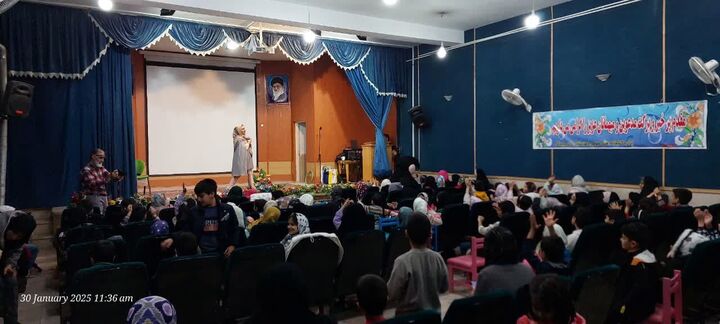 شادیانه آغاز دهه فجر انقلاب در کتابخانه استاد عباس مؤذن‌پور آران و بیدگل برگزار شد