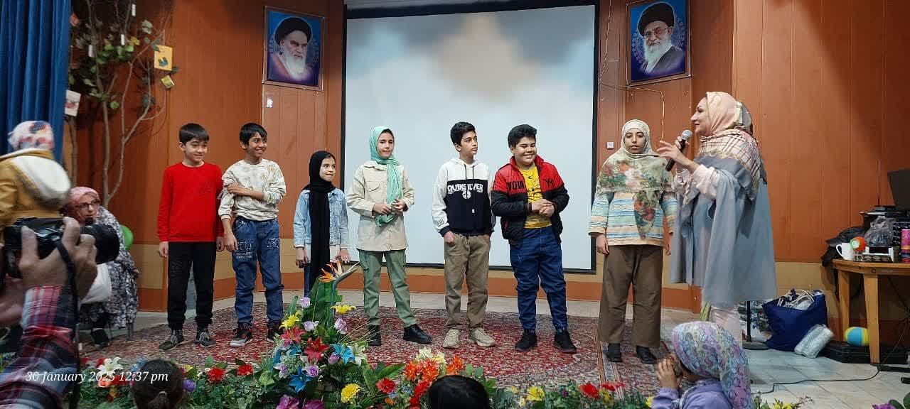 شادیانه آغاز دهه فجر انقلاب در کتابخانه استاد عباس مؤذن‌پور آران و بیدگل&nbsp;برگزار شد