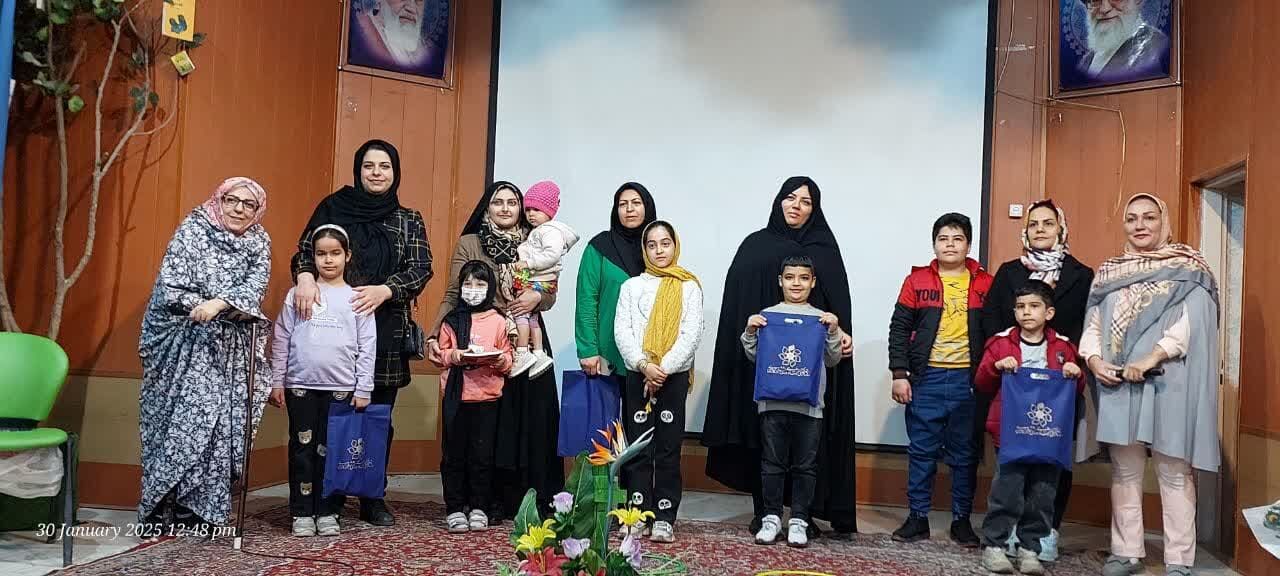 شادیانه آغاز دهه فجر انقلاب در کتابخانه استاد عباس مؤذنپور آران و بیدگل برگزار شد