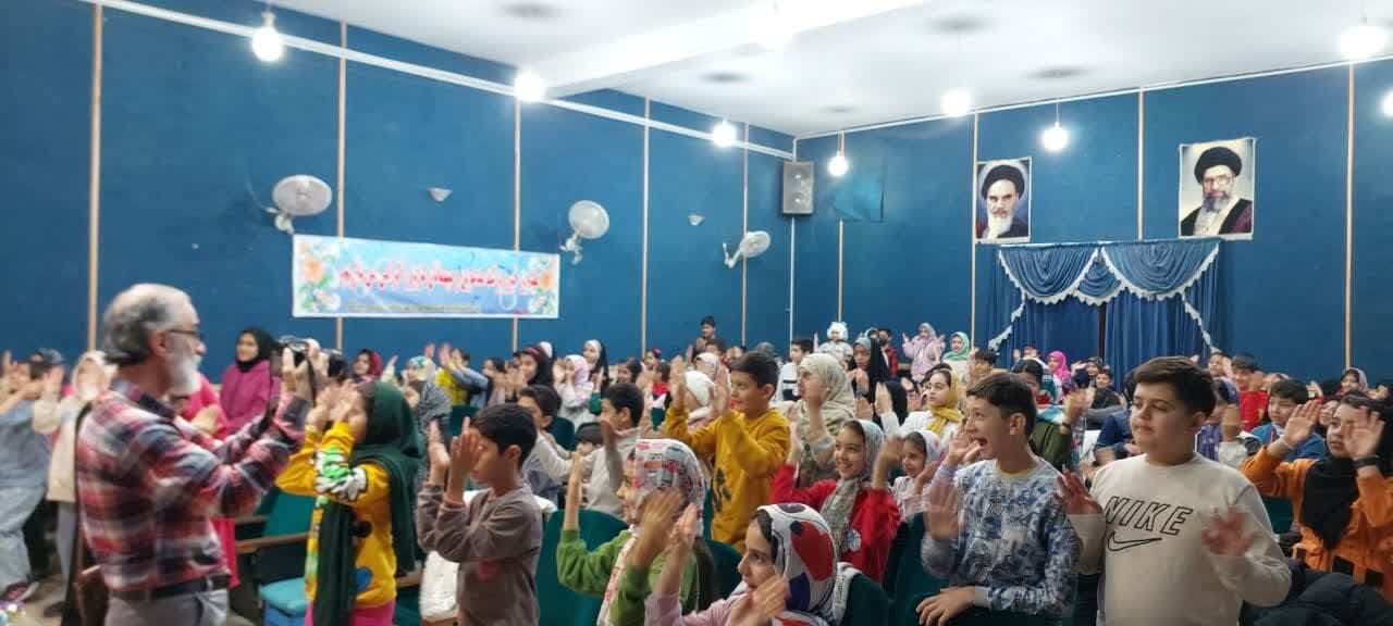 شادیانه آغاز دهه فجر انقلاب در کتابخانه استاد عباس مؤذنپور آران و بیدگل برگزار شد