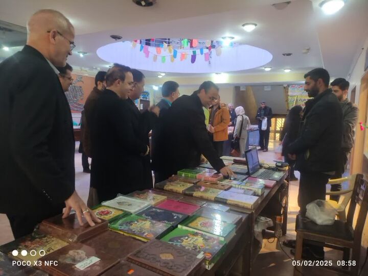نمایشگاه کتاب در ازنا آغاز به‌کار کرد