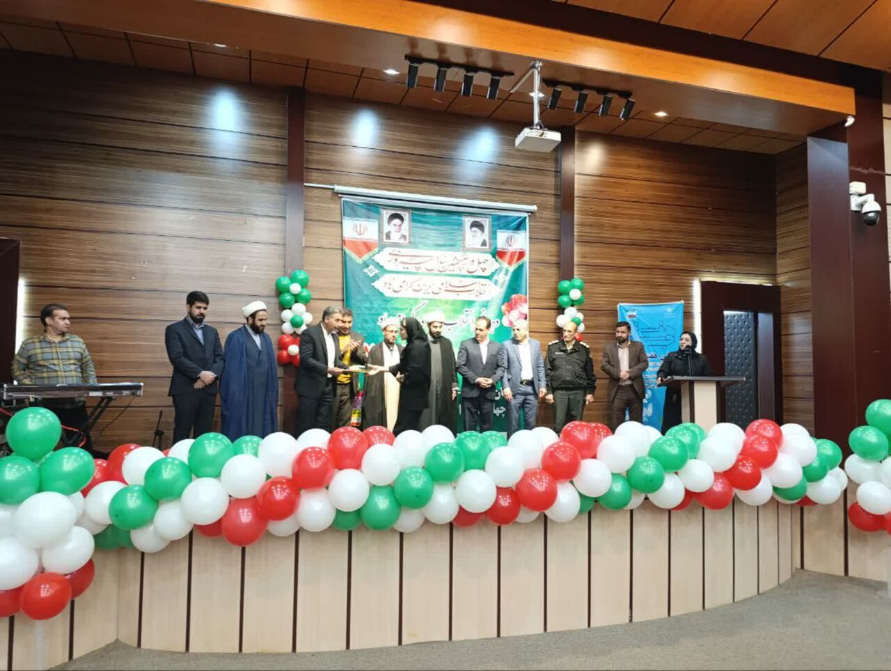 کاروان شادی «فجر انقلاب» به شهرستان چگنی رسید