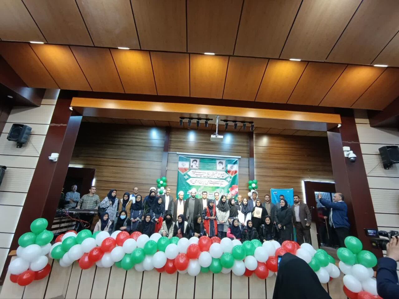 کاروان شادی «فجر انقلاب» به شهرستان چگنی رسید