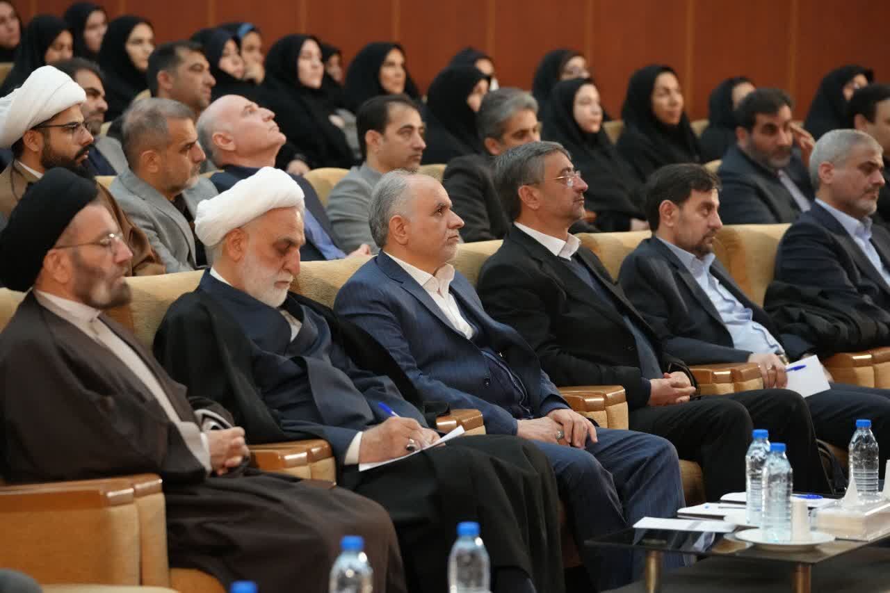 ضرورت استفاده از جایگاه حقوقی و قانونی در جهت گرهگشایی از کار مردم