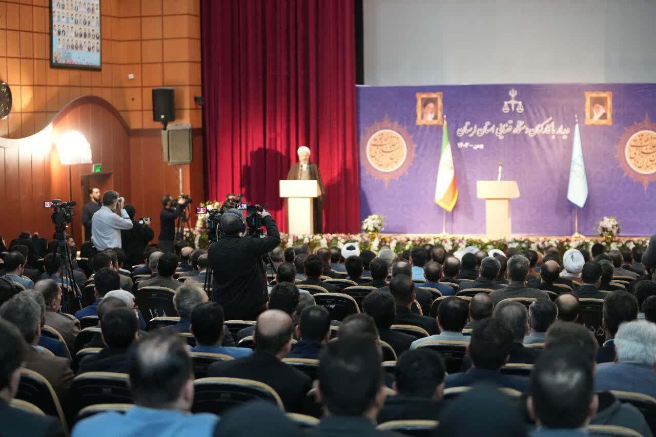 ضرورت استفاده از جایگاه حقوقی و قانونی در جهت گرهگشایی از کار مردم