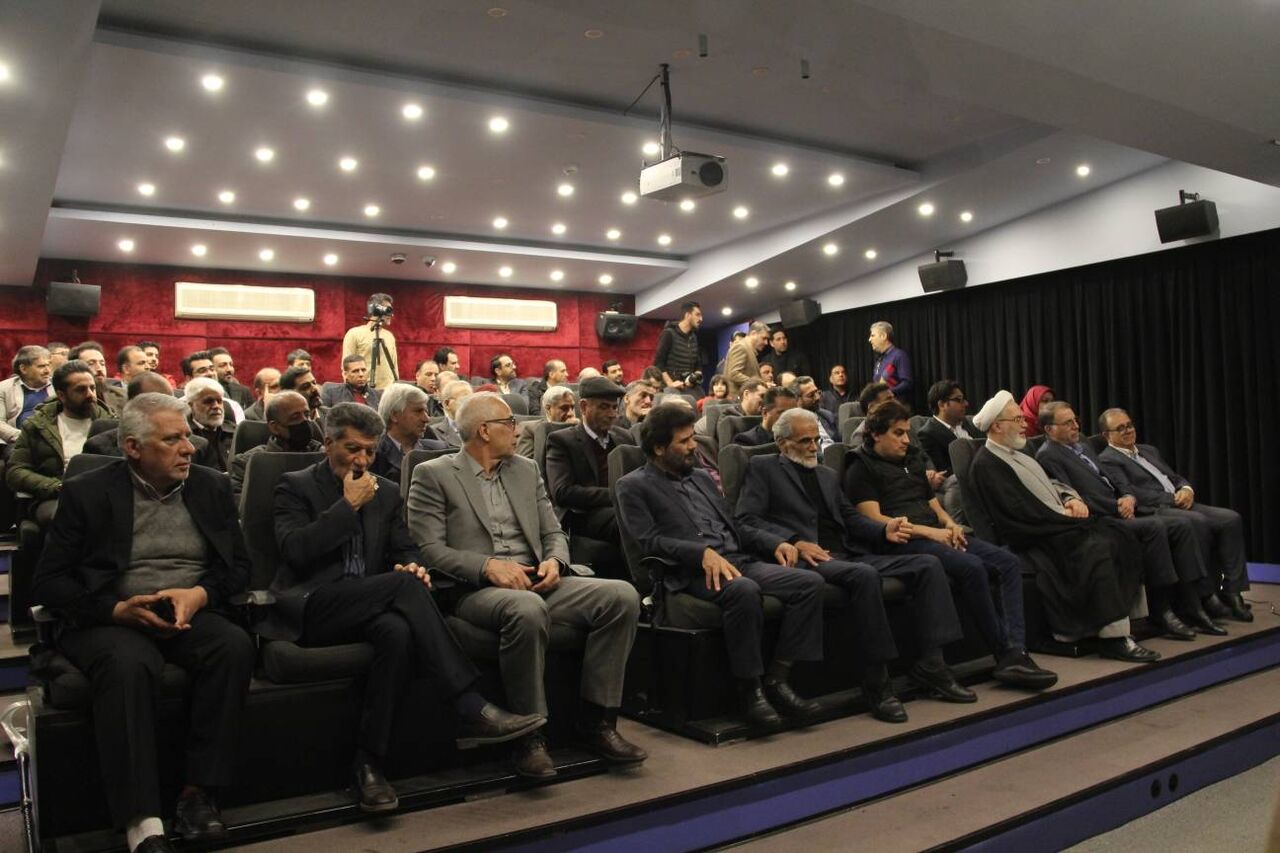 «حماسه شیدایی ایران» اثر هنرمند آران و بیدگلی رونمایی شد