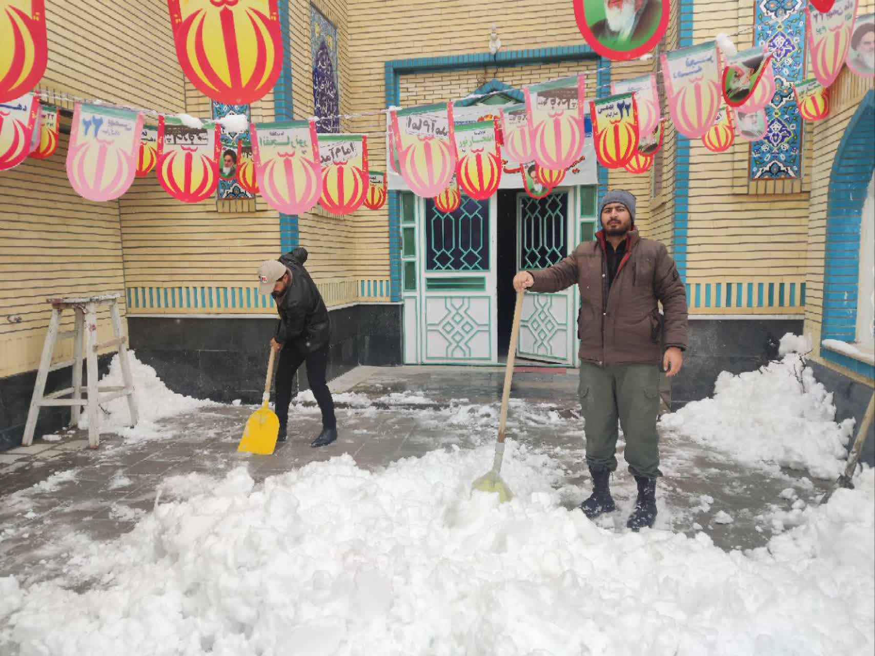 مساجد به دست بچه مسجدی‌ها برف روبی می‌شوند