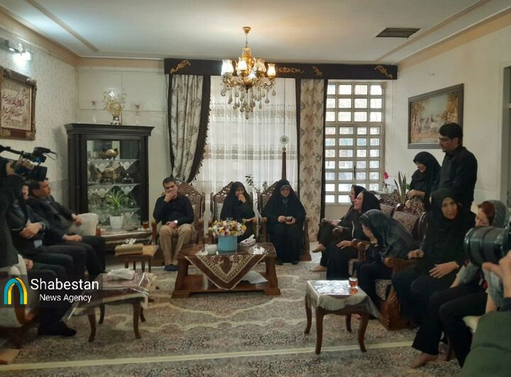 دختر رئیس جمهور با خانواده دانش‌آموزان جانباخته کرمانی دیدار کرد