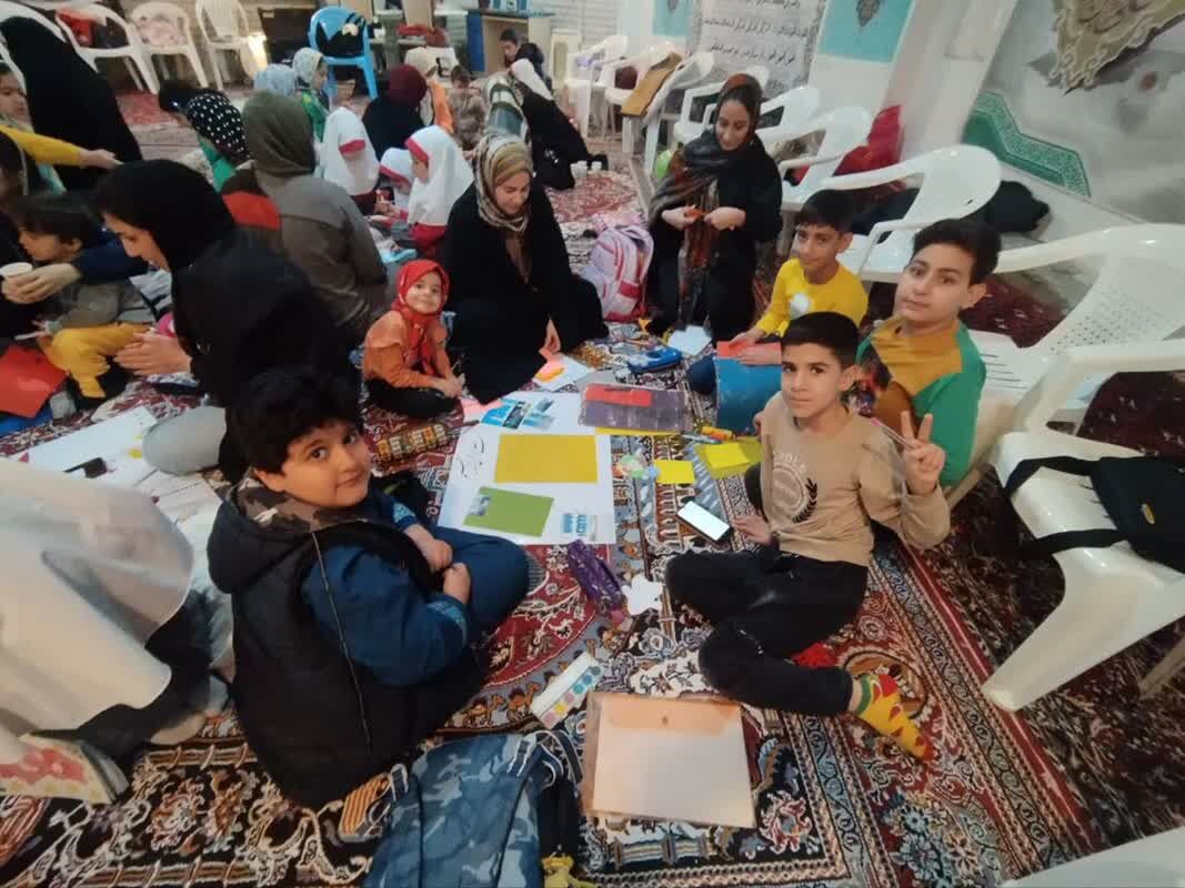 جشن مادر و کودکی «فجر مهدوی» با محوریت ساخت روزنامه دیواری در کانون امام رضا(ع) برگزار شد