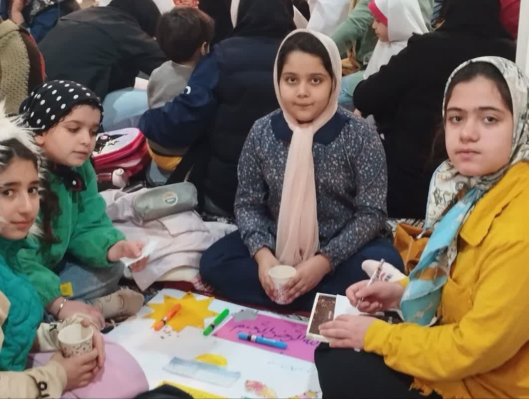 جشن مادر و کودکی «فجر مهدوی» با محوریت ساخت روزنامه دیواری در کانون امام رضا(ع) برگزار شد