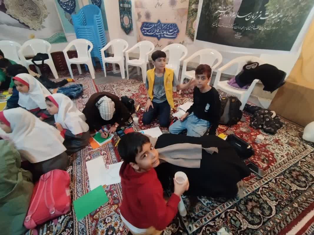 جشن مادر و کودکی «فجر مهدوی» با محوریت ساخت روزنامه دیواری در کانون امام رضا(ع) برگزار شد