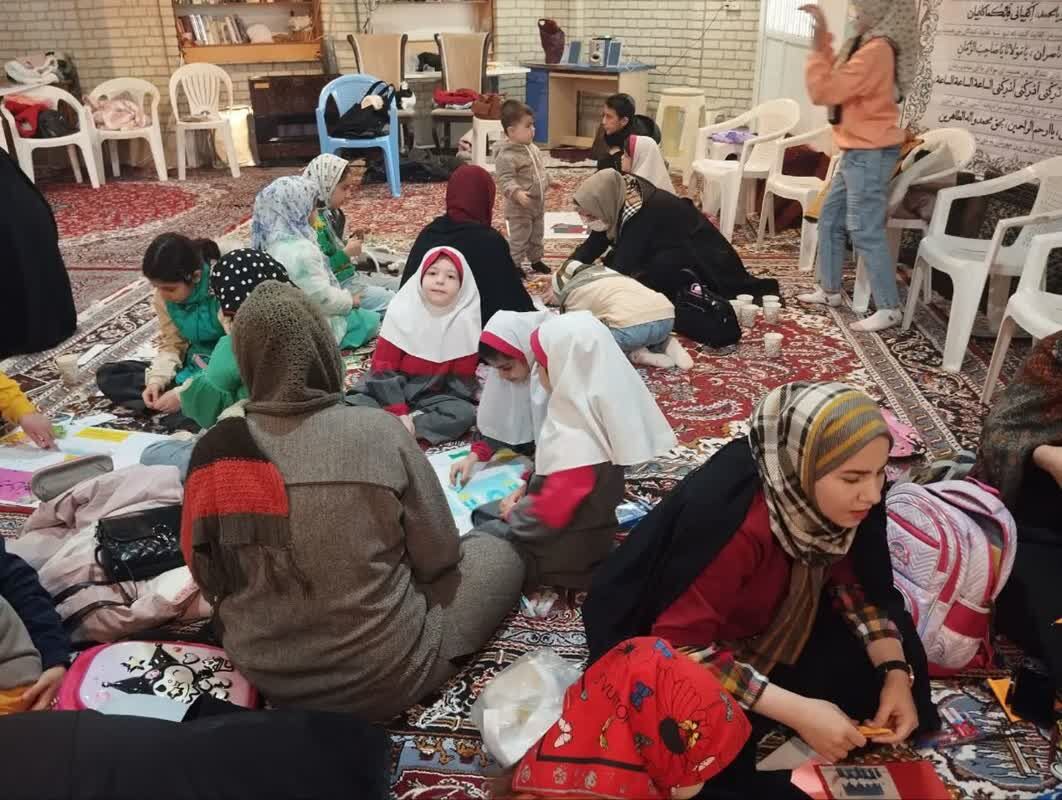 جشن مادر و کودکی «فجر مهدوی» با محوریت ساخت روزنامه دیواری در کانون امام رضا(ع) برگزار شد