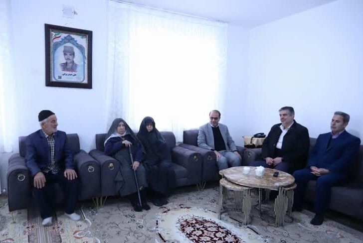 ادای احترام استاندار مرکزی به مقام شامخ شهدا در شهرستان شازند