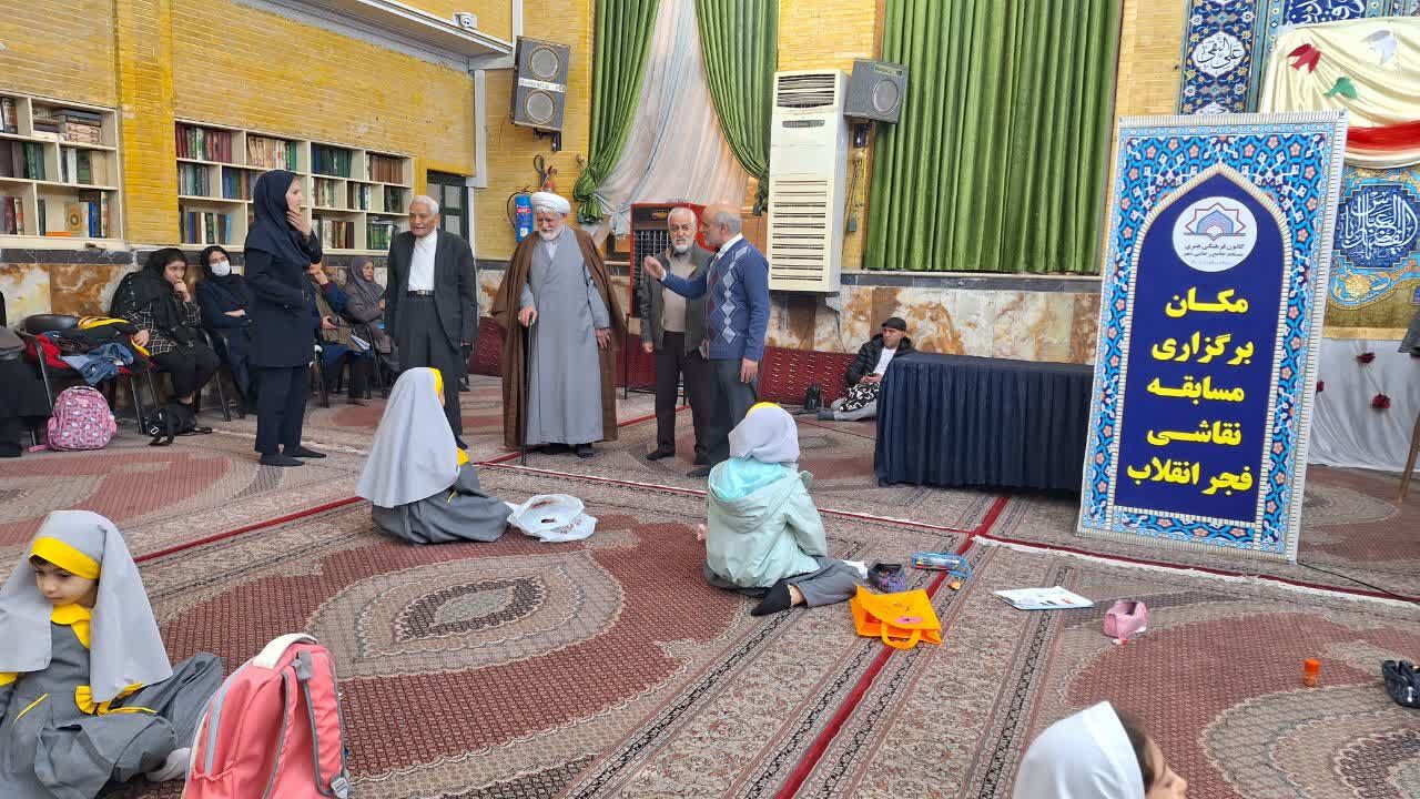 مسابقات نقاشی ویژه دهه فجر در مسجد جامع رجایی شهر کرج برپا شد