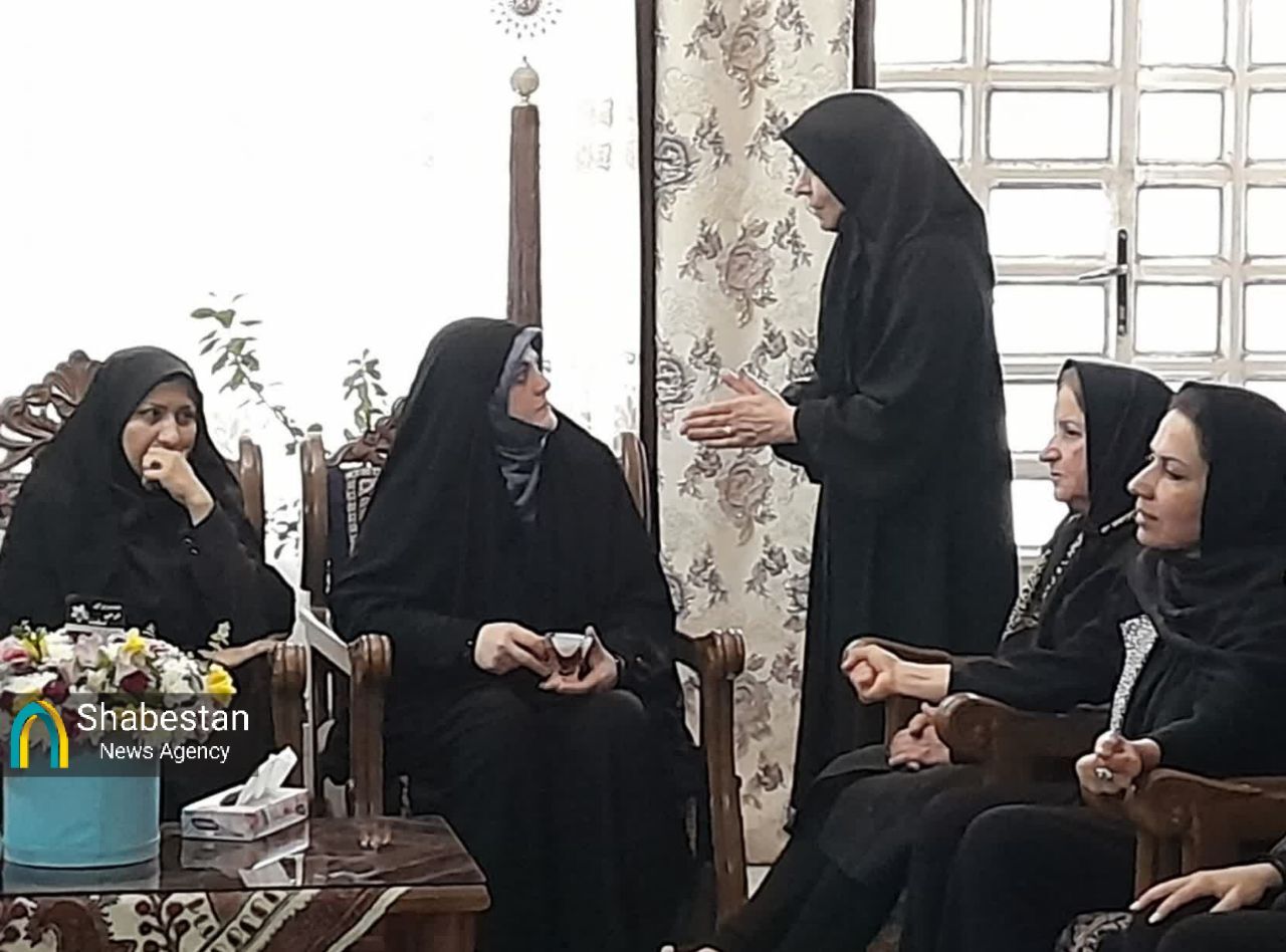 دختر رئیس جمهور با خانواده دانشآموزان جانباخته حادثه واژگونی اتوبوس در کرمان دیدار کرد