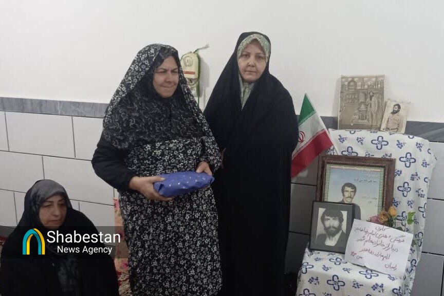 دیدار اعضای کانون امام رضا(ع) با خانواده شهید «رستم هدایتی کرد»