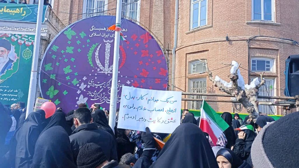 پرچم‌داری نوجوانان مسجدی در راهپیمایی حضور تا ظهور