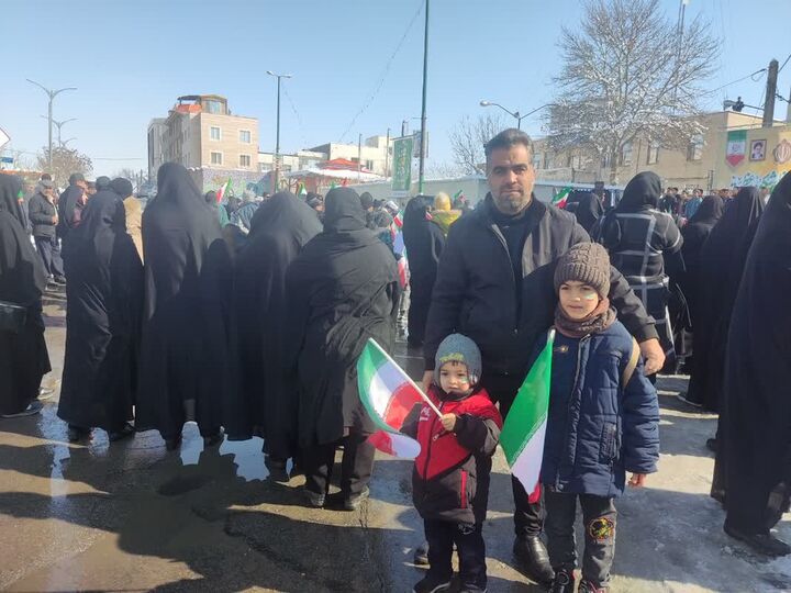 جشن انقلاب با حضور پرشور مردم انقلابی و ولایتمدار شهر اراک در میدان شهدای این شهر برگزار شد