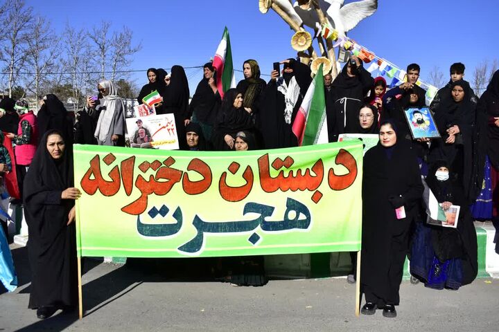 حضور پرشور فرهنگیان و دانش آموزان کهگیلویه و بویراحمدی در راهپیمایی ۲۲ بهمن گرمابخش سرمای بهمن