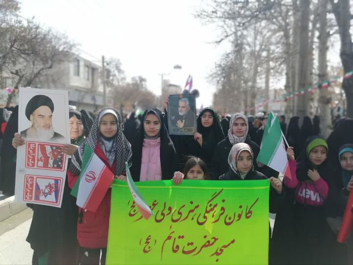 حضور گسترده بچه های مساجد استان مرکزی در راهپیمایی ۲۲ بهمن درخشان بود