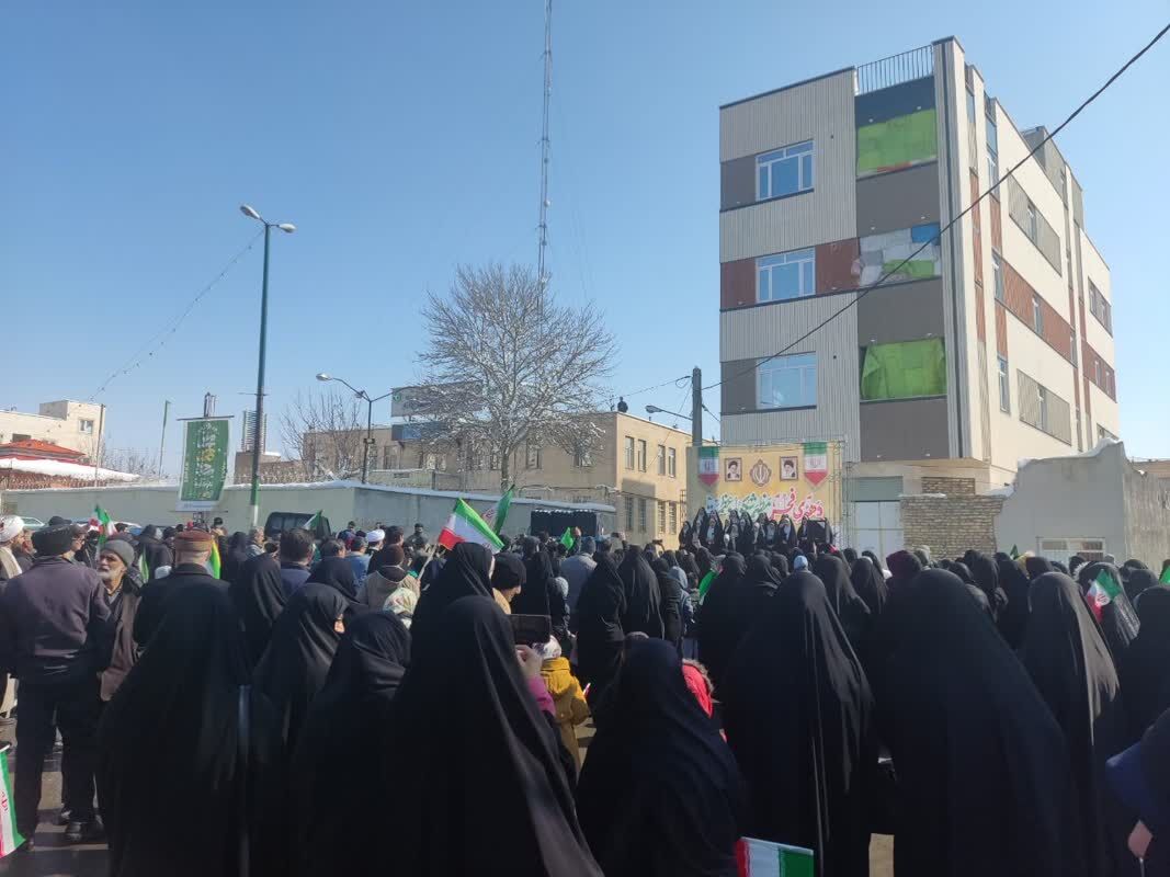 جشن انقلاب با حضور پرشور مردم انقلابی و ولایتمدار شهر اراک در میدان شهدای این شهر برگزار شد