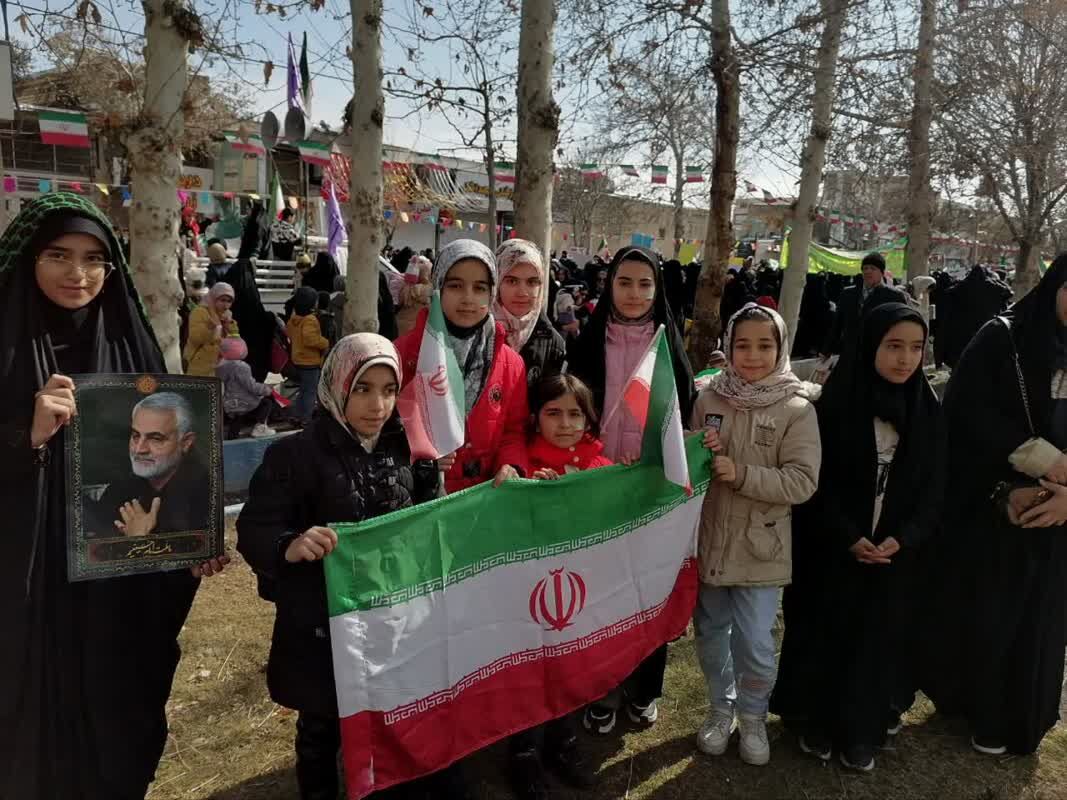 حضور گسترده بچه های مساجد استان مرکزی در راهپیمایی ۲۲ بهمن درخشان بود
